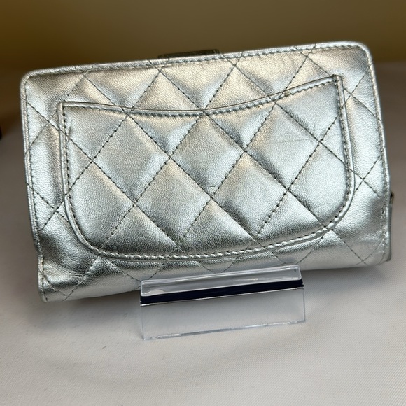 CHANEL CC Metallic Silver Snap Closure Med., Box, Made in Italy, Series #15 2011 - Picture 6 of 17